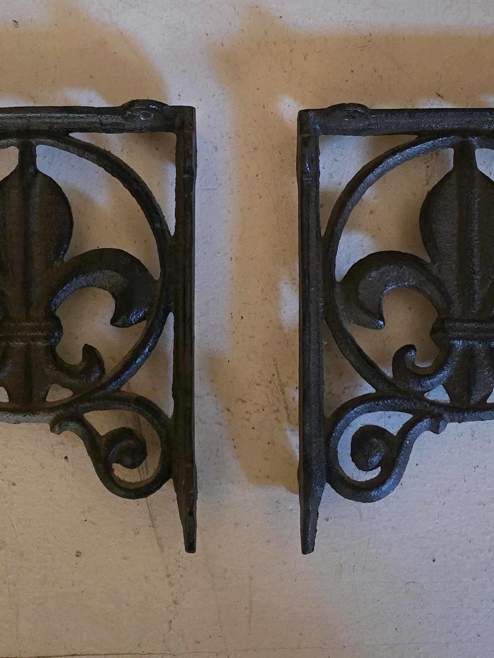 Decorative Fleur-de-Lis Cast Iron Wall Brackets in Black